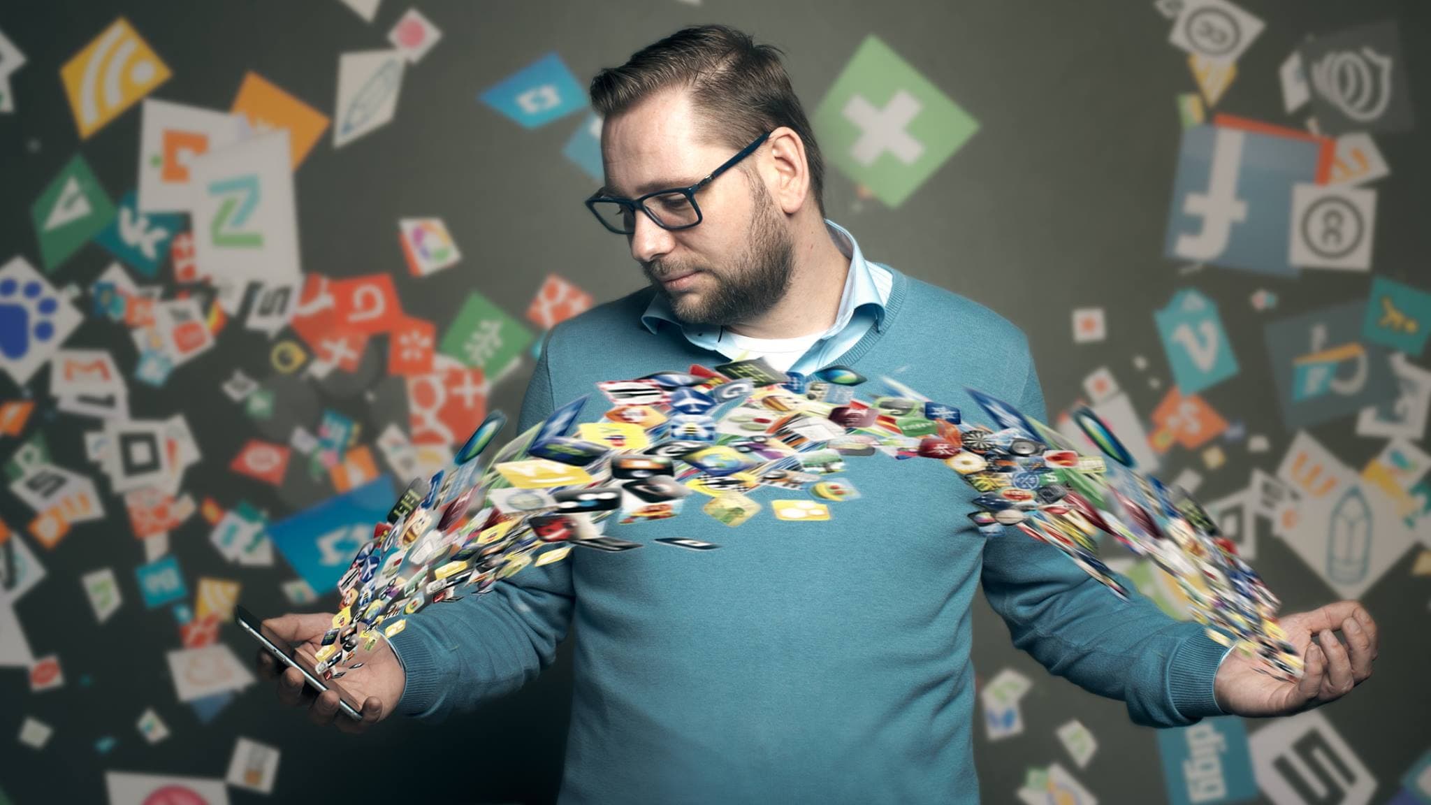 Dave Leeuwerik met een telefoon waaruit tientallen app-iconen wegvliegen