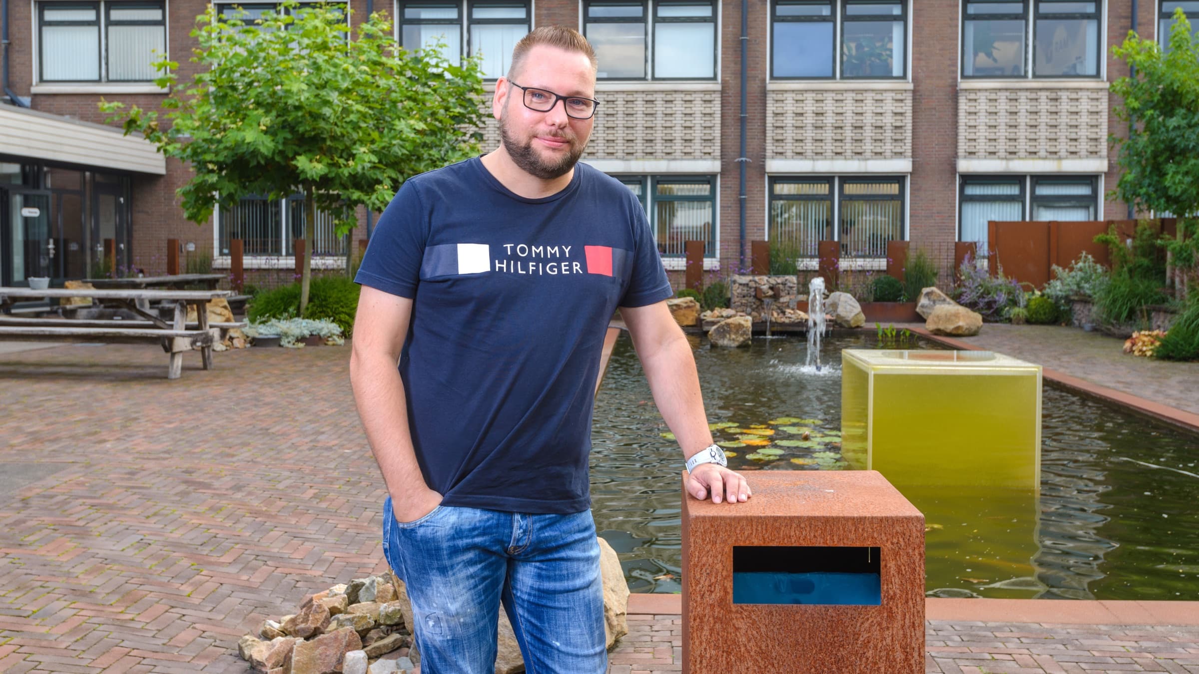 Dave Leeuwerik staat op een binnenplaats